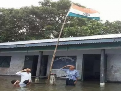 boy saluted tricolor chest deep flood water missing nrc draft | कंधे तक बाढ़ के पानी में तिरंगे के सलामी देने वाले लड़के का नाम एनआरसी से गायब