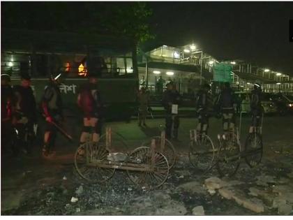 Clash during Ram Navami procession Asansol heavy security internet ban and section 144 imposed | पश्चिम बंगालः आसनसोल में दूसरे दिन भी आगजनी, इंटरनेट बैन और की गई धारा 144 लागू