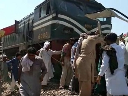 Pakistan's Punjab province Mini bus and train collide 29 people dead most Pakistani Sikh pilgrims | पाकिस्तान के पंजाब प्रांत में मिनी बस और ट्रेन में टक्कर, महिलाओं और बच्चों समेत 20 पाकिस्तानी सिख तीर्थयात्रियों की मौत