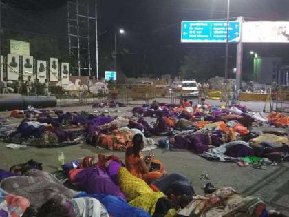 Madhya Pradesh: Asha-Usha workers spend the night on the road | मध्य प्रदेशः आशा-ऊषा कार्यकर्ताओं ने सड़क पर बिताई रात, टॉवर पर भी चढ़ गई Madhya Pradesh: Asha-Usha workers spend the night on the road | मध्य प्रदेशः आशा-ऊषा कार्यकर्ताओं ने सड़क पर बिताई रात, टॉवर पर भी चढ़ गई