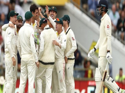 ashes series 2017 3rd test 4th day match report australia in strong postion | एशेज: बल्लेबाजों के बाद ऑस्ट्रेलियाई गेंदबाजों का कमाल, इंग्लैंड को अब डेविड मलान से उम्मीदें