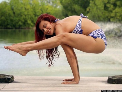 Aashka Goradia topless hot pic with yoga | एक और टीवी एक्ट्रेस ने टॉपलेस होकर किया हॉट योग, आप भी देखें सनसनी मचाने वाली फोटो