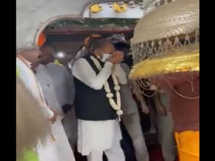 Ashok Gehlot takes Charanamrit without taking off his mask, video goes viral | अशोक गहलोत ने बिना मास्क उतारे ही पी लिया चरणामृत! वायरल वीडियो पर खूब मजे ले रहे यूजर्स