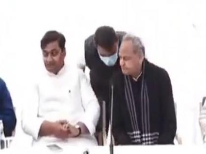 Rajasthan: Ashok Gehlot viral video, journalist told to not ask quesion other than REET watch video | राजस्थान: 'पत्रकारों को समझा दिया है REET के अलावा कोई सवाल नहीं', अशोक गहलोत के कान में ये क्या कहा गया, देखें वीडियो