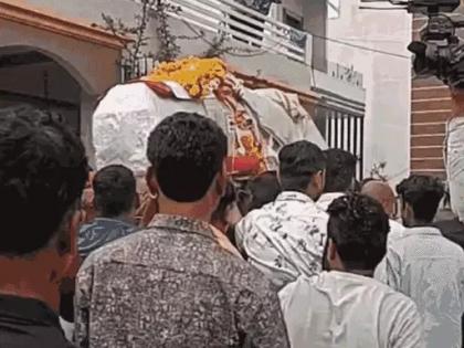 Raja Raghuvanshi Murder Case Father Ashok Raghuvanshi said My son died agony culprits hanged Seeing health family opened coffin prevented last glimpse son video see | Raja Raghuvanshi Murder Case: मेरा बेटा तड़प-तड़प कर मरा, दोषियों को फांसी हो?, पिता अशोक रघुवंशी ने कहा-स्वास्थ्य को देख परिवार ने ताबूत खोलकर बेटे के अंतिम दर्शन करने से रोका, देखें वीडियो Raja Raghuvanshi Murder Case Father Ashok Raghuvanshi said My son died agony culprits hanged Seeing health family opened coffin prevented last glimpse son video see | Raja Raghuvanshi Murder Case: मेरा बेटा तड़प-तड़प कर मरा, दोषियों को फांसी हो?, पिता अशोक रघुवंशी ने कहा-स्वास्थ्य को देख परिवार ने ताबूत खोलकर बेटे के अंतिम दर्शन करने से रोका, देखें वीडियो