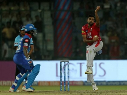 IPL 2019: Shikhar Dhawan mocks Ravichandran Ashwin with dance after getiing Mankad' Warning form spinner | अश्विन ने दी धवन को 'मांकडिंग' की चेतावनी, गब्बर ने अजीबोगरीब डांस से 'चिढ़ाया'