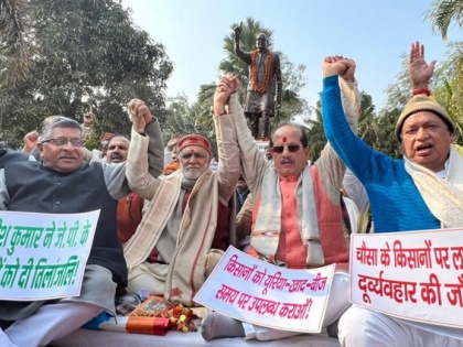 Buxar Police did lathicharge on farmers Union Minister Ashwini Choubey sitting dharna in protest | बक्सर में किसानों पर पुलिस ने किया था लाठीचार्ज, विरोध में धरना पर बैठे केंद्रीय मंत्री अश्विनी चौबे 