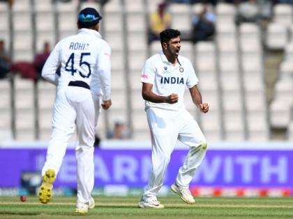 World Test Championship 2019-21 Ravichandran Ashwin overtakes Pat Cummins world number one | विश्व टेस्ट चैंपियनशिपः पैट कमिंस और स्टुअर्ट ब्रॉड से आगे निकले रविचंद्रन अश्विन, दुनिया में नंबर एक