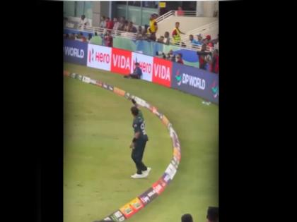 video Pakistani player Haris Rauf hints at plane crash in front of fans 6-0 gesture referencing Op Sindoor in Asia Cup 2025 | VIDEO: पाक खिलाड़ी ने मैदान में की शर्मनाक हरकत, फैन्स के सामने किया विमान दुर्घटना का इशारा; भड़के लोग