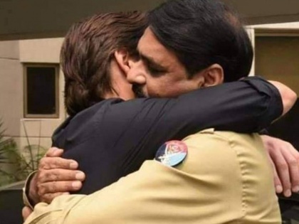 A Hug that lead Pakistan Twitterati to wonder if Shahid Afridi is the next Prime Minister | इमरान खान के बाद पाकिस्तान का अगला पीएम बनने वाला है ये क्रिकेटर, सेना के प्रवक्ता से गले मिलने के बाद शुरू हुई चर्चा?
