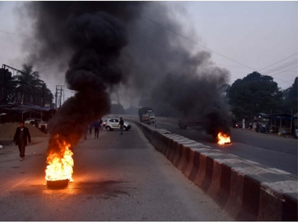 Assam, tripura burns over CAB, curfew in Guwahati, Army deployed, CM sonowal, internet ban | CAB को लेकर सुलगा पूर्वोत्तर, गुवाहाटी में कर्फ्यू, त्रिपुरा में सेना बुलाई, CM सोनोवाल के घर पर पथराव, दो रेलवे स्टेशन को किया आग के हवाले