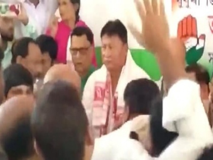 Assam unit of Congress clashes during meet on Bharat Jodo Yatra Watch video | अब असम में कांग्रेस की बैठक में दो गुटों में झड़प, 'भारत जोड़ो यात्रा' को लेकर थी बैठक, देखें Video