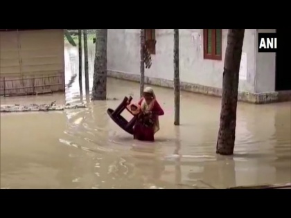assam-flood- 500 families-temporary-shelters-railway-tracks government | असम: बाढ़ के कहर में 500 से अधिक परिवार रेलवे ट्रैक पर रहने को मजबूर, कहा- सरकार से नहीं मिल रही ज्यादा मदद