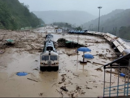 Assam flood Northeast India floods, landslides 8 people killed 4 lakh affected rail road watch video | Assam flood: बाढ़, भूस्खलनों के कारण पूर्वोत्तर भारत में तबाही, 8 लोगों की मौत, चार लाख प्रभावित, सड़क और रेल पटरी बेहाल, देखें वीडियो