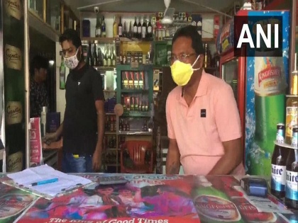 Assam CoronavirusLockdown: People line up outside liquor shop in Dibrugarh as government permits sale of liquor between 10 AM to 5 PM during | Lockdown: शराब की दुकानों पर लौटी रौनक, शटर उठते ही लगी शौकीनों की लंबी लाइन