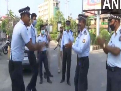 Assam: Traffic police personnel of Assam seen celebrating Rongali Bihu during lockdown video viral | Assam: लॉकडाउन के दौरान रोंगाली बिहू मनाते दिखे असम के ट्रैफिक पुलिस जवान, वीडियो हो रहा वायरल