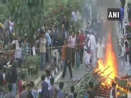 Police opened fire on people protesting against the Citizenship Amendment Bill in Assam | असम में नागरिकता संशोधन विधेयक के खिलाफ हिंसक प्रदर्शन कर रहे लोगों पर पुलिस ने चलाई गोली