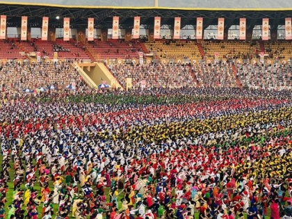 Guinness World Record 11304 folk dancers presented Bihu Dance Sarusajai Stadium largest Bihu dance single venue 2548 drummers performed see video | Guinness World Record: असम में 11304 नर्तक और ढोल वादकों ने एक साथ एक ही स्थान पर 'बिहू' नृत्य गिनीज वर्ल्ड रिकॉर्ड बनाया, वीडियो देख होंगे मोहित