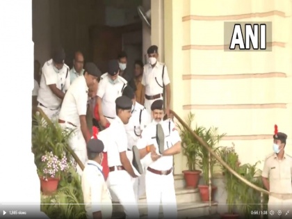 Over the law and order situation, marshals evicted the Left MLAs from the Bihar Assembly | बिहार: विधानसभा से वाम विधायकों को मार्शलों ने हाथ-पैर पकड़कर जबरन बाहर निकाला, देखें वीडियो