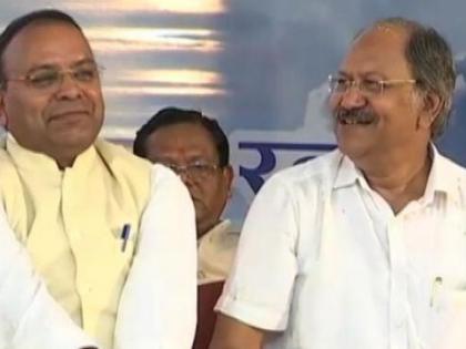 Chhatisgarh: BJP ministers laughing at Atal Bihari Vajpayee condolence | छत्तीसगढ़ पहुंचा वाजपेयी का अस्थि कलश, शोकसभा में ठहाके लगाते दिखे बीजेपी सरकार के मंत्री Chhatisgarh: BJP ministers laughing at Atal Bihari Vajpayee condolence | छत्तीसगढ़ पहुंचा वाजपेयी का अस्थि कलश, शोकसभा में ठहाके लगाते दिखे बीजेपी सरकार के मंत्री