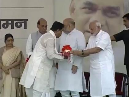 PM Narendra Modi hands over the urns carrying ashes of Atal Bihari Vajpayee to bjp Presidents of all states | PM मोदी और शाह ने सौंपे सभी BJP प्रदेशाध्यक्षों को अटल के अस्थि कलश, अब देशभर में निकलेगी यात्रा PM Narendra Modi hands over the urns carrying ashes of Atal Bihari Vajpayee to bjp Presidents of all states | PM मोदी और शाह ने सौंपे सभी BJP प्रदेशाध्यक्षों को अटल के अस्थि कलश, अब देशभर में निकलेगी यात्रा