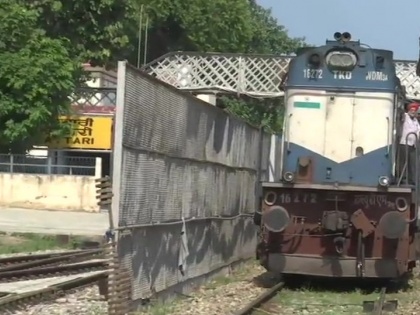 INDIA NOT suspends Samjhauta Express service Train engine leaves from Attari station for Pak | भारत ने नहीं रद्द की समझौता एक्सप्रेस, ट्रेन का इंजन अटारी रेलवे स्टेशन से पाकिस्तान पहुंचा