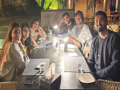 Athiya Shetty joins KL Rahul and their friends at dinner party See pics | अथिया शेट्टी संग डिनर करने पहुंचे केएल राहुल, वाइफ के साथ रॉबिन उथप्पा भी आए नजर
