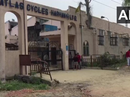 Ghaziabad: Atlas Cycles (Haryana) Ltd, pastes a notice outside its production plant in Sahibabad, announcing temporary layoff of 1000 employees. | गाज़ियाबाद: एटलस साइकिल्स कंपनी की जेब खाली, बोली- अब नहीं उठा सकते कर्मचारियों का बोझ