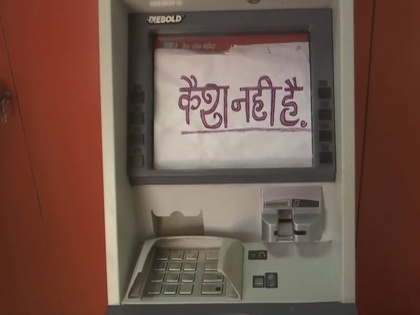 Lack of funds in ATMs in Shiv Vihar and Mustafabad area of Delhi, people worried | दिल्ली हिंसा इलाके के शिव विहार और मुस्तफाबाद क्षेत्र में ATM में धन की कमी, लोग परेशान