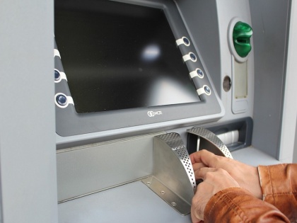 Two crooks trying to rob and break ATM in Noida were caught | Noida: एटीएम तोड़कर लूट करने की कोशिश कर रहे दो बदमाश पकड़े गए, वायरल हुआ वीडियो