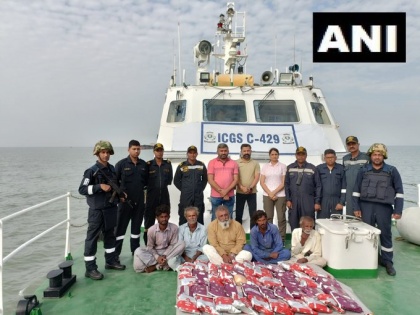 Pakistani boat Al Sakar 6 crew members 50 kg heroin worth Rs 360 crores market value Indian Coast Guard ATS Gujarat | पाकिस्तानी नौका से 360 करोड़ रुपये मूल्य की हेरोइन जब्त, तटरक्षक बल और एटीएस ने की कार्रवाई, छह अरेस्ट