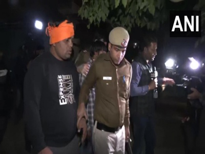 Delhi Murder Case Police van carrying Aaftab Poonawala, accused of killing girlfriend, attacked in Delhi | श्रद्धा मर्डर केस: आफताब की गाड़ी पर तलवार से हमला, आरोपी को जान से मारने की कोशिश, देखें वीडियो
