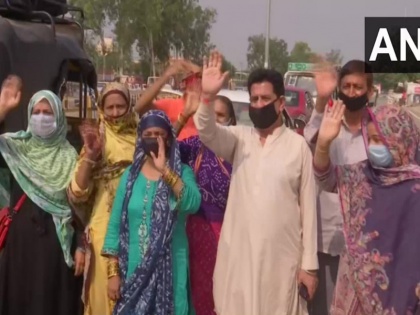 Punjab: 82 Pakistani nationals who were stuck in India due to COVID19 lockdown crossed over to Pakistan | 3-4 महीने से भारत में फंसे 82 पाकिस्तानी लौटे अपने देश, अटारी-वाघा बॉर्डर के रास्ते गए पाकिस्तान