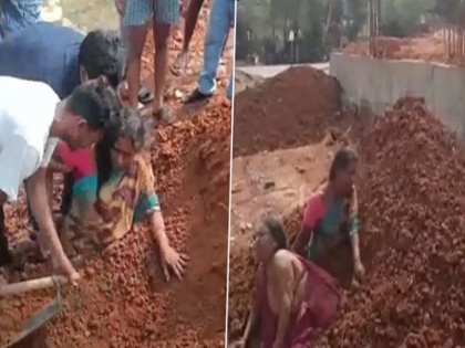 attempt to bury ap mother daughter alive over disputed Srikakulam district land rescue video went viral | आंध्र प्रदेश: विवादित जमीन को लेकर मां-बेटी को जिंदा दफनाने की गई कोशिश, बचाने वाला वीडियो हुआ वायरल