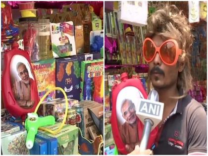 kolkata shopkeeper is very happy with sudden increase in demand Modi pichkari Holi 2022 PM Modi photo water gun with with herbal gulal famous | Holi 2022 पर "मोदी पिच्चकारी" की अचानक बढ़ती खूब डिमांड से बहुत खुश है दुकानदार, हर्बल गुलाल के साथ पीएम मोदी की फोटो वाले वाटर गन को लोग कर रहें है खूब पसंद kolkata shopkeeper is very happy with sudden increase in demand Modi pichkari Holi 2022 PM Modi photo water gun with with herbal gulal famous | Holi 2022 पर "मोदी पिच्चकारी" की अचानक बढ़ती खूब डिमांड से बहुत खुश है दुकानदार, हर्बल गुलाल के साथ पीएम मोदी की फोटो वाले वाटर गन को लोग कर रहें है खूब पसंद