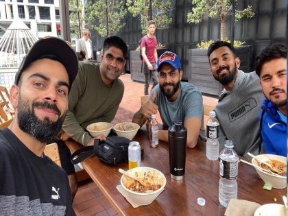 Virat Kohli enjoying good meal after team Gym session with teammates in Auckland | जिम में पसीना बहाने के बाद इस अंदाज में नजर आए टीम इंडिया के खिलाड़ी, कोहली-बुमराह ने शेयर की फोटो