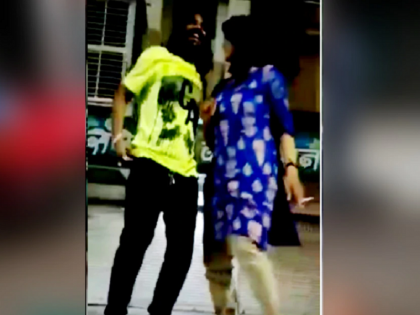 Video: girl celebrating birthday on car roof aurangabad maharashtra, police detained | कार की छत पर डांस कर मनाया गर्लफ्रेंड का बर्थडे, पुलिस ने हिरासत में लिया