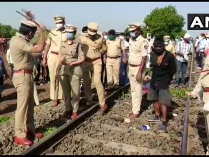 Aurangabad train accident cm uddhav thackeray 16 migrant workers run over probe ordered goods train | Aurangabad train accident: पटरियों पर सो रहे प्रवासी मजदूरों पर चढ़ी मालगाड़ी, 16 मरे, चारों ओर सामान बिखरा नजर आया