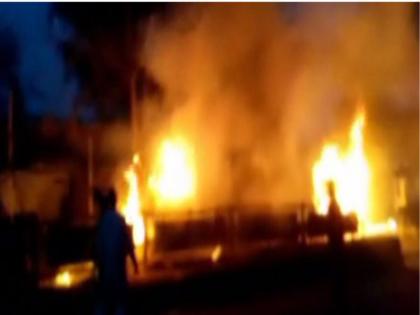 bihar violence in aurangabad and many shops set on fire | बिहारः औरंगाबाद में नहीं थमी हिंसा, कई दुकानें की आग के हवाले bihar violence in aurangabad and many shops set on fire | बिहारः औरंगाबाद में नहीं थमी हिंसा, कई दुकानें की आग के हवाले