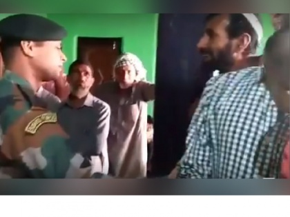 viral video Of aurangzeb family, who was killed by terrorist in jammu kashmir | औरंगजेब का पार्थिव शरीर परिवार को सुपुर्द, पिता से सैन्य अफसर ने कहा- हमारी पलटन का हर जवान है औरंगजेब