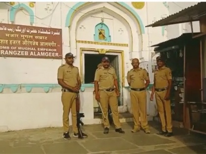 Aurangzeb tomb security Increased after MNS leader threatened to grounded akbaruddin owaisi | औरंगजेब के मकबरे की बढ़ाई गई सुरक्षा, मनसे नेता ने जमींदोज करने की दी थी धमकी, सियासत हुई तेज