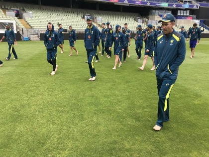 ICC World Cup 2019: Australia vs England, 2nd Semi Final: Australian players walks barefoot on ground | AUS vs ENG: ऑस्ट्रेलियाई टीम सेमीफाइनल से पहले मैदान में 'नंगे पैर' उतरी, खास रणनीति से चौंकाया