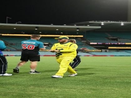 Australia and New Zealand players swap claps with handshake after the match | AUS vs NZ: खाली स्टेडियम में हुए मैच में टॉस के समय हाथ मिलाने को लेकर हुआ कंफ्यूजन, मैच के बाद तालियां बजाकर किया अभिवादन