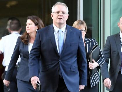 Fire in Australia's forests: Angry victims did not shake hands with PM, said - you will not get a single vote from here, you are stupid | गुस्साए पीड़ितों ने पीएम से नहीं मिलाया हाथ, कहा-तुम्हें यहां से एक भी वोट नहीं मिलेगा, तुम मूर्ख हो, ऑस्ट्रेलिया के जंगलों में आग