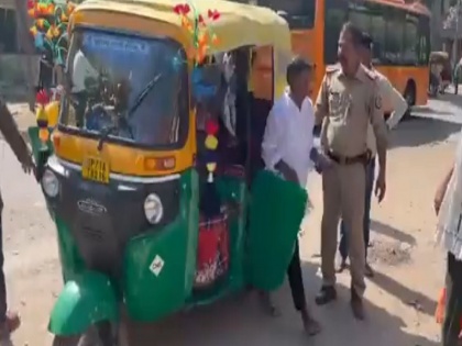 Viral Video of auto rickshaw from UP Fatehpur had 27 people including driver | 1...2..या...6 नहीं ऑटो में बैठे थे 27 लोग! यूपी के फतेहपुर का वाकया, पुलिस ने पकड़ा तो सामने आया हैरान करने वाला वीडियो