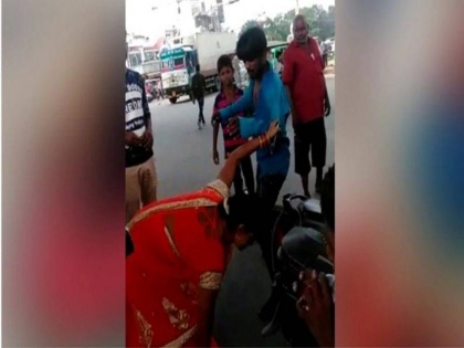 viral video of lucknow woman beating auto driver with slippers on road | लखनऊ : महिला ने बीच सड़क पर ऑटो ड्राइवर को पीटा, चप्पल उतारकर की धुनाई, वीडियो वायरल
