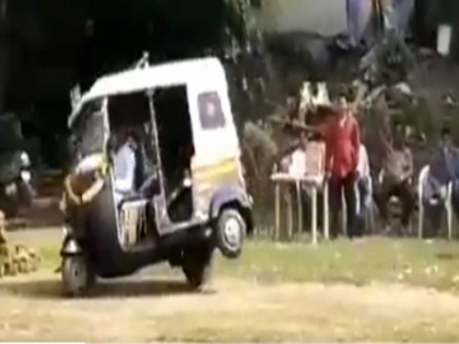 Auto rickshaw driver amazing stunt video goes viral on social media | ड्राइवर ने हीरो की तरह चलाई ऑटोरिक्शा, स्टंट देखकर आप भी हर जाएंगे हैरान, वीडियो वायरल