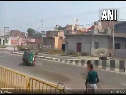 viral video speeding auto overturns as water balloon thrown fir registered in Baghpat | Viral Video: तेज रफ्तार से आ रहे ऑटो पर मारा पानी का गुब्बारा, ड्राइवर ने खोया नियंत्रण और पलट गया सवारी से भरा ऑटो
