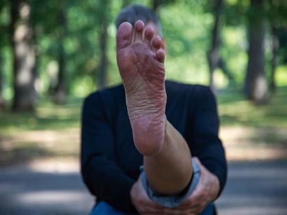 Avoid walking barefoot these places know shocking health benefits disadvantages health tips in hindi | सावधान! इन जगहों पर नंगे पैर चलने से बचें, जानें Barefoot Walking के चौंकाने वाले हेल्थ फायदे-नुकसान