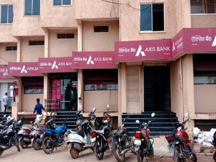 Maharashtra government closes account in Axis Bank shifts to state bank of india | महाराष्ट्र सरकार ने एक्सिस बैंक में बंद किया खाता, SBI में किया शिफ्ट, कहीं देवेंद्र फड़नवीस तो वजह नहीं!